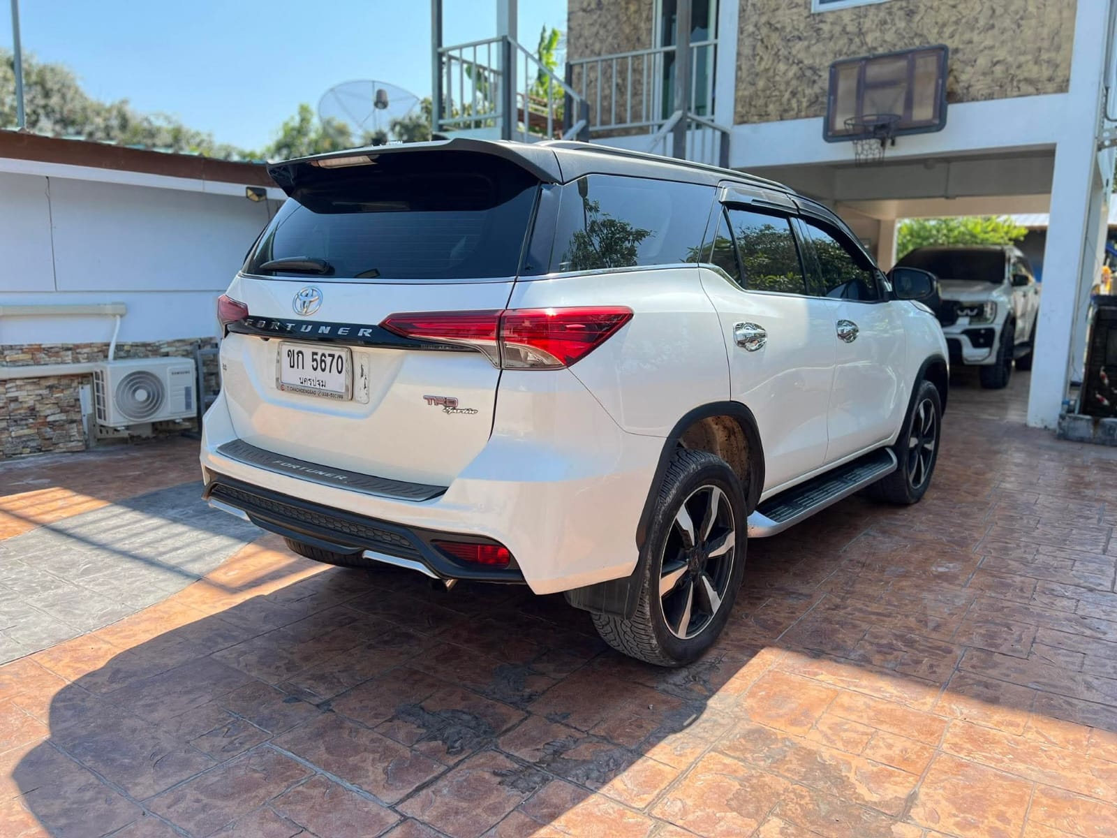 Car image 9